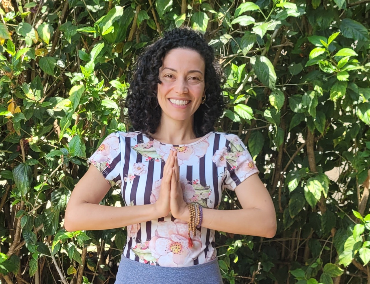 A instrutora de yoga Priscila Anandaprema